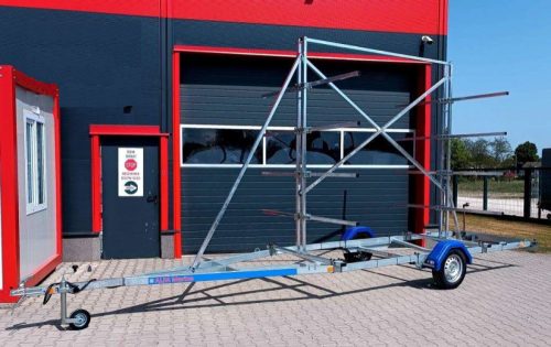 Prikolica za prevoz čolnov Alfa 750 kg + 8-osni komplet za prevoz kajakov/čolnov z ravnimi rokami