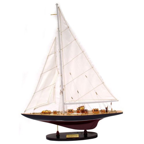 Model jadralnega čolna Endeavour 60 cm 